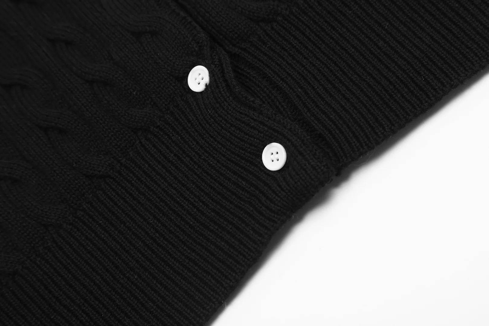 🅿️176 "Top quality" Style number: DS021# (not off the shelves all year round) [Ralph Lauren round neck cardigan solid color pony embroidered logo knitted short sleeves] ✅Ralph Lauren classic basic versatile all-season cardigan knitted short sleeves ✅Main supplier platform live broadcast Wholesale entities Replenish when out of stock Not off the shelves ✅ZP quality 1:1 version Scan the code to enter the GF website Counter quality ✅Details and quality are the only one in Guangzhou. Imported quality cotton yarn, focusing on high-end, cost-effective. Needless to say good quality. ✅The version is restored to the original order. The maximum size can be worn up to 160 pounds. Loose, comfortable and stress-free.